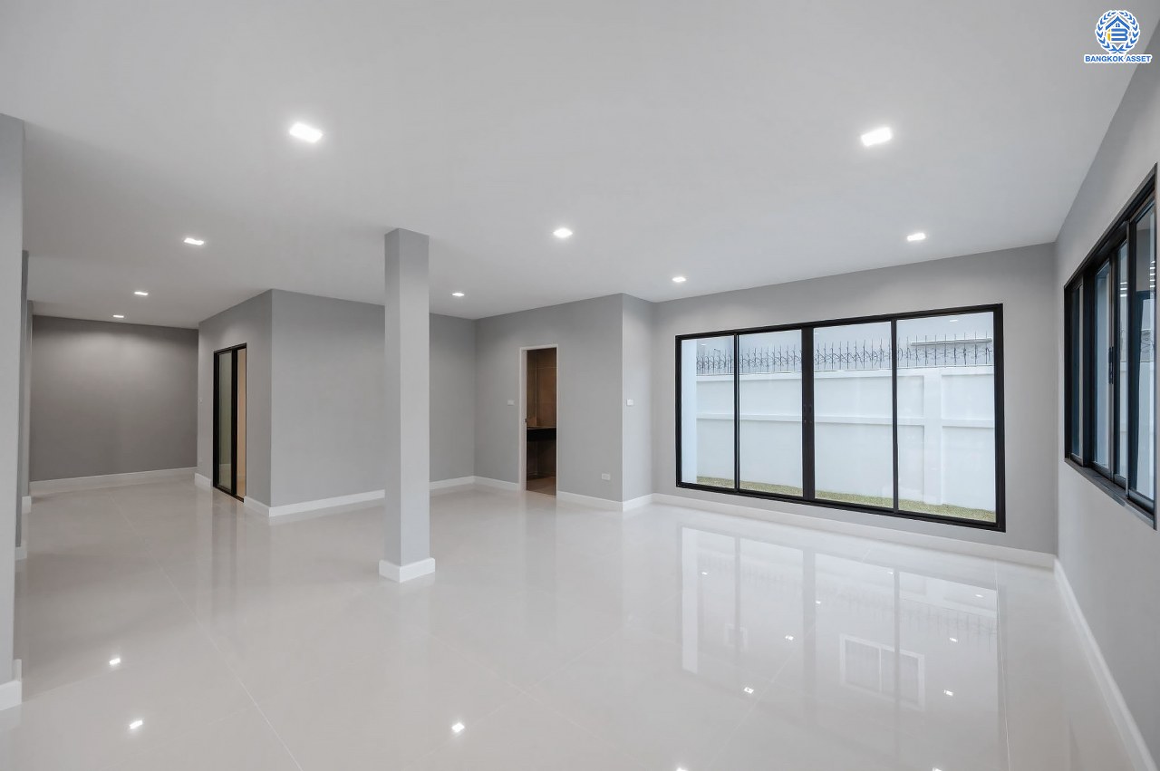 บ้านมือสองตกแต่งใหม่ โครงการ พฤกษ์ภิรมย์รีเจนท์ ปิ่นเกล้า บนสังคมคุณภาพจากแบรนด์ Q.House หลังใหญ่กว่า 113.4 ตร.ว. ดีไซน์ทันสมัยฟังก์ชัน 5 ห้องนอน (ห้องนอนชั้นล่าง 1 ห้อง) 5 ห้องน้ำ 1 ห้องแม่บ้าน จอดรถได้ 3 คัน บนที่สุดแห่งทำเลศักยภาพ หน้าโครงการติดถ.กาญจนาภิเษก เชื่อมต่อทุกการเดินทาง ใกล้จุดขึ้นทางด่วน "ศรีรัช" และรถไฟฟ้าสายสีม่วง "สถานีตลาดบางใหญ่"